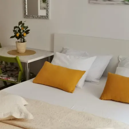 Old Town With Parking شقة