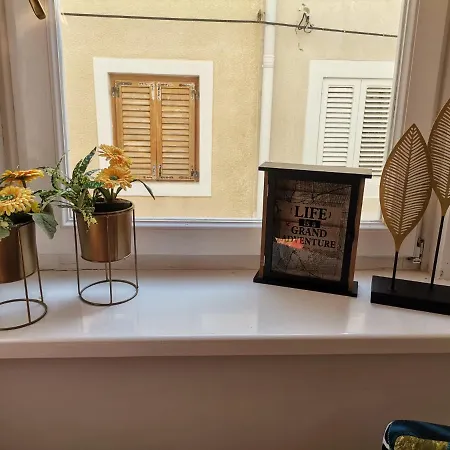 Old Town With Parking باغ