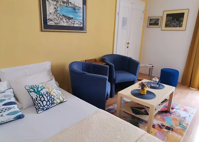 Old Town With Parking 帕格