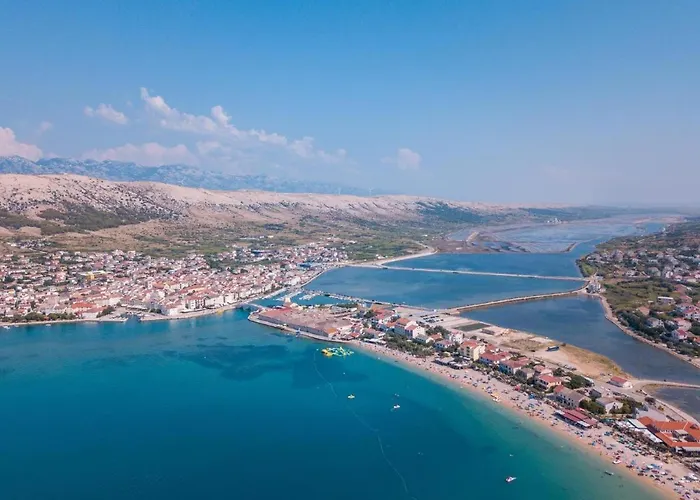 Old Town With Parking 帕格